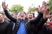Des partisans de l'ex-rebelle kosovar Ramush Haradinaj jubilent devant le tribunal de Colmar en France qui a rejeté son extradition vers la Serbie, le 27 avril 2017