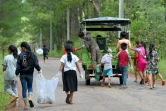Les écoliers de la Coconut School collectent des déchets pour leur école, le 1er octobre 2018 à Kirirom, au Cambodge