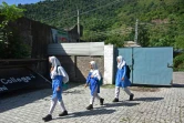Des élèves arrivent à leur école dans le village frontalier de Chakothi, près de la ligne de contrôle (LoC) au Cachemire administré par le Pakistan, le 13 mai 2025