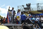 Le chef de l'opposition Juan Gaudo s'adresse à la foule au côté de sa femme Fabiana Rosales, le 2 février 2019