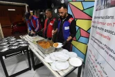 Des bénévoles du "Resto d'amour" servent des repas offerts aux plus démunis à Tunis, le 26 janvier 2024