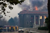 Les pompiers luttent contre un incendie à la Bibliothèque Jagger de l'Université du Cap, en Afrique du Sud, le 18 avril 2021
