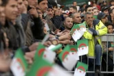 Des supporters algériens regardent le match de la CAN face à la Tunisie, le 17 janvier 2017 à Algers