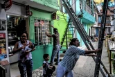 Le bidonville d'El Pesebre, à Medellin en Colombie, orné par une fresque de l'artiste français Tarik Bouanani, le 29 juin 2017 