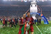 Cristiano Ronaldo, blessé au genou en finale contre la France, fête la victoire du Portugal à l'Euro-2016 avec Ricardo Quaresma, le 10 juillet 2016 au Stade de France