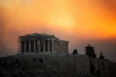 Le Parthénon dans un nuage de fumée causé par des incendies le 12 août à Athènes