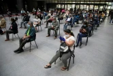 Des personnes attendent de se faire vacciner à Santiago, Chili, le 16 mars 2021
