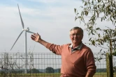 Le maire de Montagne-Fayel, Jean-Marie Turlot, montre une éolienne installée près d'une maison