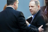 Le producteur de cinéma Harvey Weinstein, accusé par des dizaines de femmes d'agressions sexuelles, se livre le 25 mai 2018 à la police new-yorkaise          