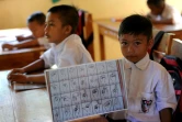 Une école élémentaire accueille 77 enfants sourds et non sourds qui apprennent tous le langage des signes local et suivent aussi une initiation au langage des signes international et indonésien