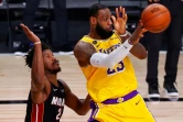 LeBron James, la star des Los Angeles Lakers, face à Jimmy Butler du Miami Heat dans le match N.4 de la série en finale NBA le 6 octobre 2020 à Lake Buena Vista en Floride