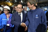 Le président François Hollande serre l'a main d'un salarié des chantiers navals de Saint-Nazaire, le 13 octobre 2015