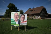 Les affiches électorales de deux candidats de l'UDC avant les élections législatives, le 19 septembre 2023 près de Kerzers, en Suisse

