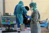 Examen d'une patiente dans une celluel médicale dédiée au Covid-19, à l'hôpital Saint-Roch à Montpellier, le 8 avril 2020