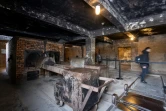 Un visiteur passe devant des fours crématoires au musée de l'ancien camp nazi d'Auschwitz-Birkenau, le 14 janvier 2025 dans la ville polonaise d'Oswiecim