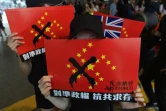 Des manifestants brandissent des drapeaux chinois où les étoiles ont été disposées en croix gammée, à Hong Kong le 29 septembre 2019