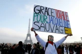 Des personnes manifestent en faveur de la libération de Jacqueline Sauvage esplanade du Trocadéro à Paris le 10 décembre 2016 