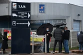 Des salariés de l'équipementier automobile SAM devant le site de l'entreprise, à Viviez, dans l'Aveyron, le 24 novembre 2021