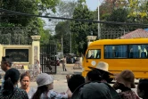 Des proches de détenus devant la prison d'Insein à Rangoun en Birmanie, le 17 avril 2024