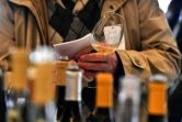 Un homme déguste un vin au Château La Dominique à Saint-Emilion, le 10 avril 2018