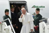 Le pape François monte à bord d'un avion d'Alitalia à l'aéroport de Rome Fiumicino, le 12 mai 2017