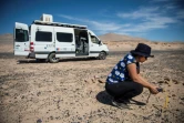 La biologiste chilienne Cristiana Dorador procède à des relevés de températures du sol dans le désert d'Atacama, le 7 mars 2017 au Chili