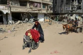 Des Palestiniens à Khan Younès, grande ville du sud de Gaza, après le retrait des troupes israéliennes, le 7 avril 2024  