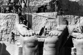 Découpage des statues de Ramsès II en vue de leur déplacement vers le nouvel emplacement des temples d'Abou Simbel, en Egypte, en janvier 1966