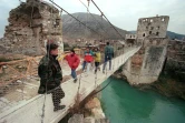 Un soldat bosniaque sur la passerelle fixée sur le vieux pont de Mostar détruit par les forces croates de Bosnie durant la guerre. Photo prise le 17 décembre 1995.