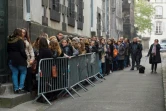 Le public fait la queue pour pénétrer dans la salle de la cour d'assises, le 16 novembre 2016 à Riom