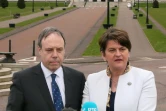 La leader du parti unioniste nord-irlandais DUP Arlene Foster et son numéro deux Nigel Dodds, devant le palais de Stormont à Belfast en mars 2017