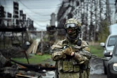 Un soldat russe devant une centrale électrique près de la ville de Shchastya, le 13 avril 2022 dans le sud-est de l'Ukraine lors d'une visite du site organisée par l'armée russe, le 13 avril 2022