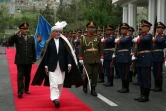 Le président afghan Ashraf Ghani passe en revue la garde d'honneur au premier jour de la loya jirga, le 29 avril 2019 à Kaboul