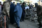 Une femme en burqa quitte le bureau des passeports à Kaboul, le 18 décembre 2021