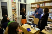 L'académicien français Andrei Makine rencontre de jeunes lecteurs dans une librairie francophone de Bucarest, le 23 novembre 2013