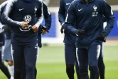 Le défenseur Djibril Sidibé (g) et l'attaquant Kylian Mbappé s'entraînent avec leurs coéquipiers de l'équipe de France, à Clairefontaine, le 25 mars 2018