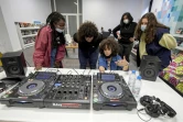 Yasmina Gaida, alias Fouchika Junior (C), initie aux bases du mixage de futures DJ le 25 novembre 2021 à l'Institut français à Tunis