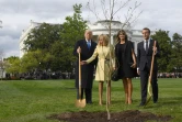 Les deux présidents ont planté dans les jardins de la Maison Blanche un chêne apporté en cadeau par le chef d'Etat français.