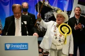 Howling Laud Hope (2e dr) du Monster Raving Loony Party pavoise alors que les résultats de l'élection partielle dans le North Shropshire en Angleterre sont annoncés à Shrewsbury le 17 décembre 2021