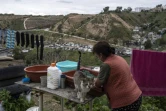 Maria de la Luz Alonso, 53, et les bidons d'eau qui servent à sa consommation, à Tijuana, dans le nord du Mexique. Photo prise le 14 mars 2020
