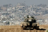 Un char israélien face aux destructions dans la bande de Gaza, le 19 janvier 2024