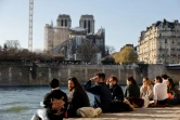 Des personnes se rassemblent le long de la Seine pour profiter d'un après-midi ensoleillé, à Paris, le 28 février 2021