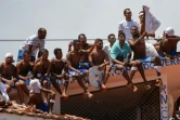Plusieurs dizaines de détenus ont occupé lundi le toit de la prison d'Alcaçuz, près de Natal, dans le nord-est du Brésil, le 16 janvier 2016.