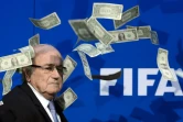 L'ancien président de la FIFA, Sepp Blatter se fait lancer des faux billets de dollars par des protestataires lors d'une conférence de presse à Zurich le 20 juillet 2015 