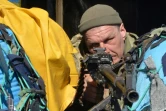 Un Ukrainien monte la garde à un point de contrôle militaire, à Kharkiv, dans l'est de l'Ukraine, le 22 mars 2022