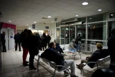 Des personnes attendent dans la salle des urgences de l'hôpital  Trousseau, le 12 janvier 2017 à Tours