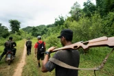 Des volontaires du KPDF partent à l'entraînement, près de Demoso, dans l'Etat de Kayah, le 6 juillet 2021