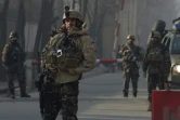 Les forces de sécurité afghanes en position près du site d'un attentat suicide, le 25 décembre 2017 à Kaboul