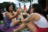 Deux spectatrices attendent le début du grand concert de New York, le 21 août2021