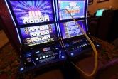 Une paroi en plexiglas entre deux machines à sous dans un casino de Las Vegas, le 29 avril 2020 au Nevada